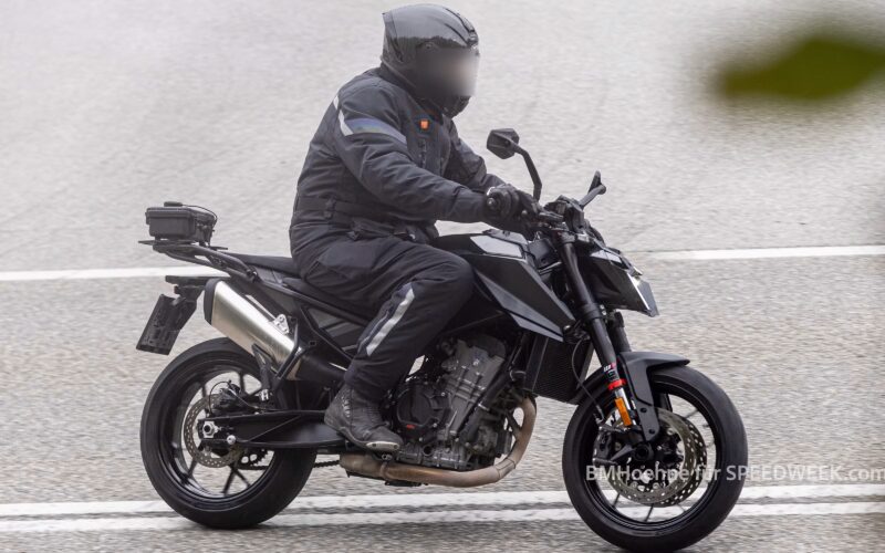 motocicleta neagra de tip naked in oras