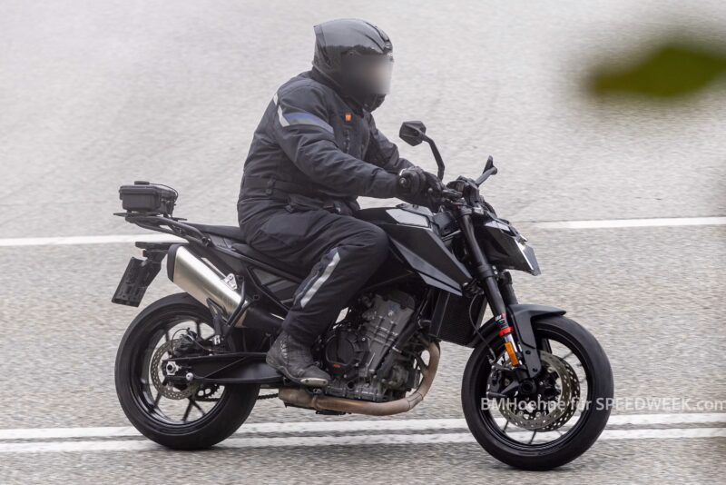 motocicleta neagra de tip naked in oras