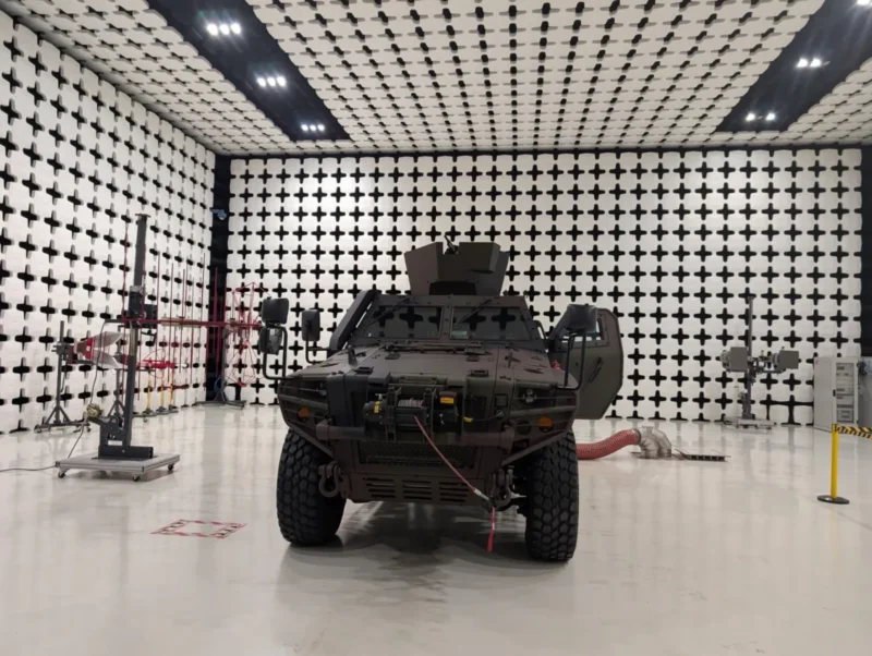 laborator de testare a amprentei electromagnetice pentru vehicule militare emi/emc al otokar din turcia