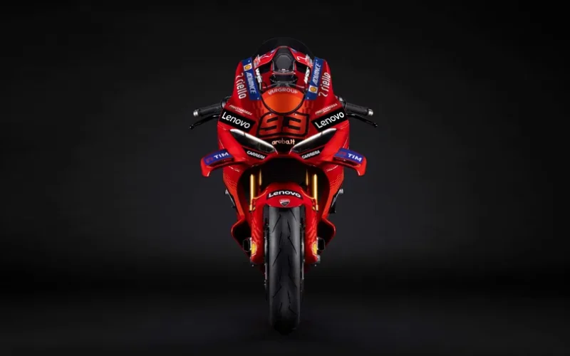 motocileta super sport de culoare rosie pe fundal negru