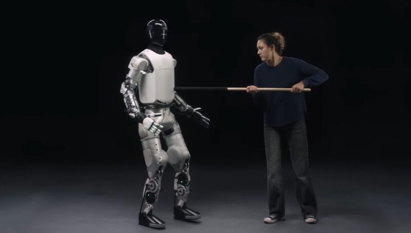 Robotul umanoid HMND 01 Alpha