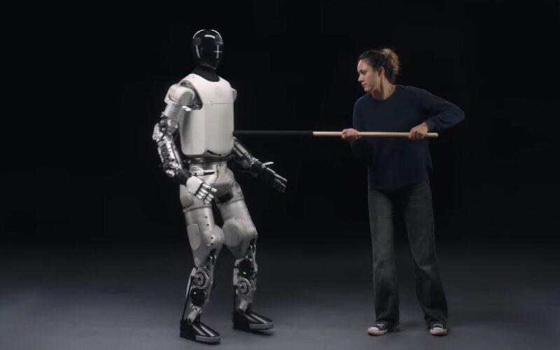 Robotul umanoid HMND 01 Alpha