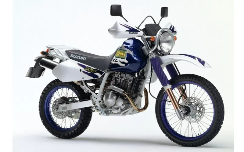 motocicleta retro de culoare albastra