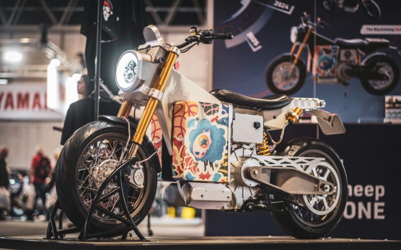 motocicleta electrica naked multicoloro