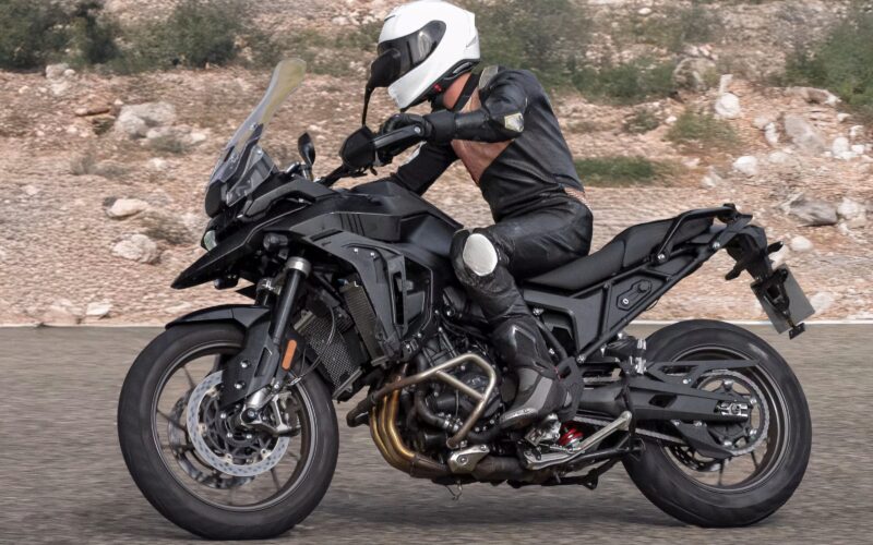 motocicleta neagra de tip adventure