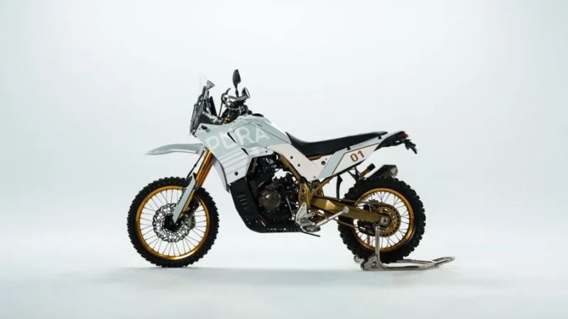 motocicleta off-road de culoare alba pe fundal alb