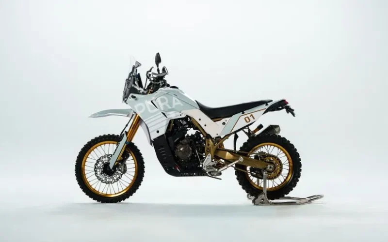 motocicleta off-road de culoare alba pe fundal alb