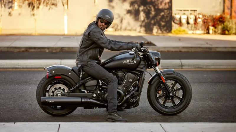 motocicleta tip cruiser de culoare neagra la marginea strazii