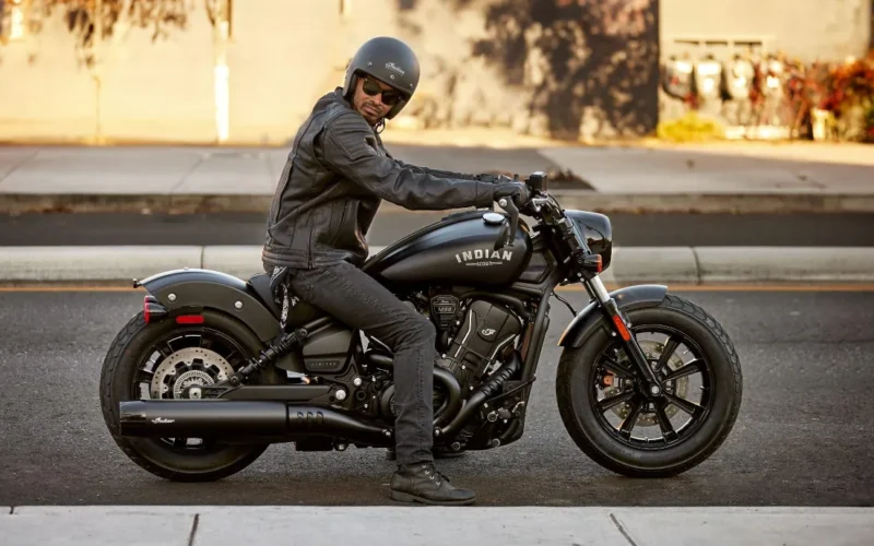 motocicleta tip cruiser de culoare neagra la marginea strazii