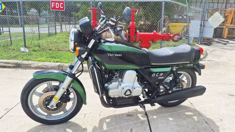 motocicleta clasica unicat de culoare verde