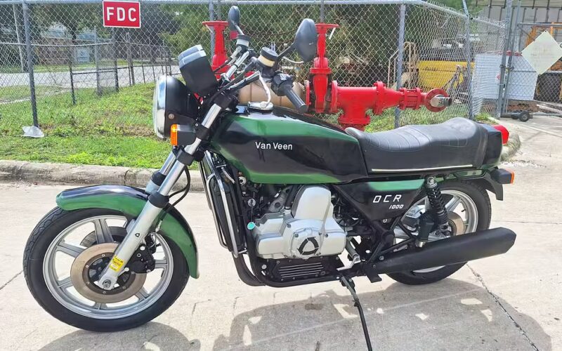 motocicleta clasica unicat de culoare verde