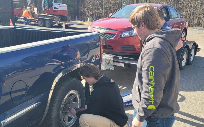 elevi-liceu-sua-reparare-masini