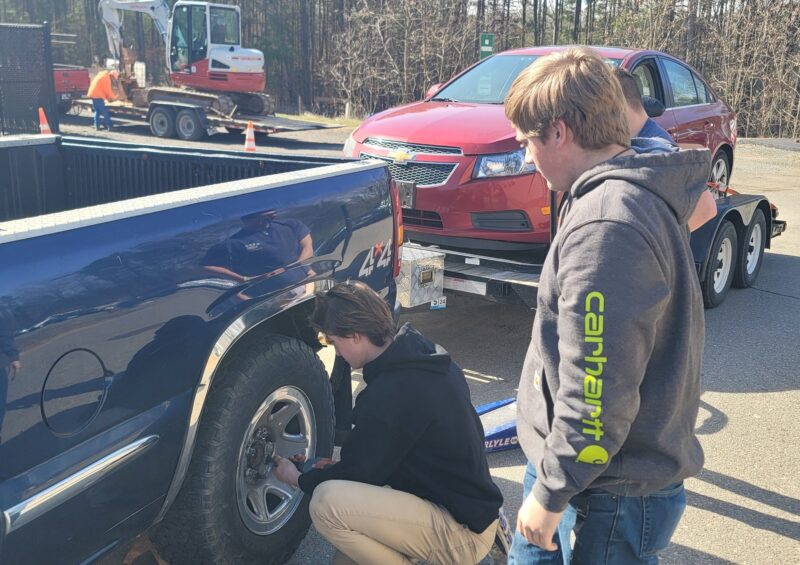 elevi-liceu-sua-reparare-masini