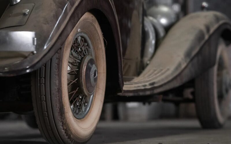 Detaliu cu roata unui automobil vintage