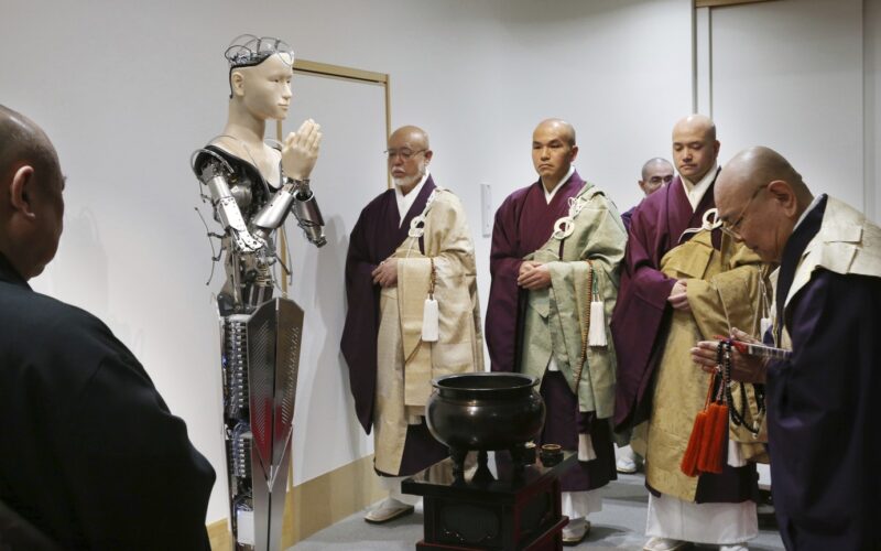 Robotul preot Mindar