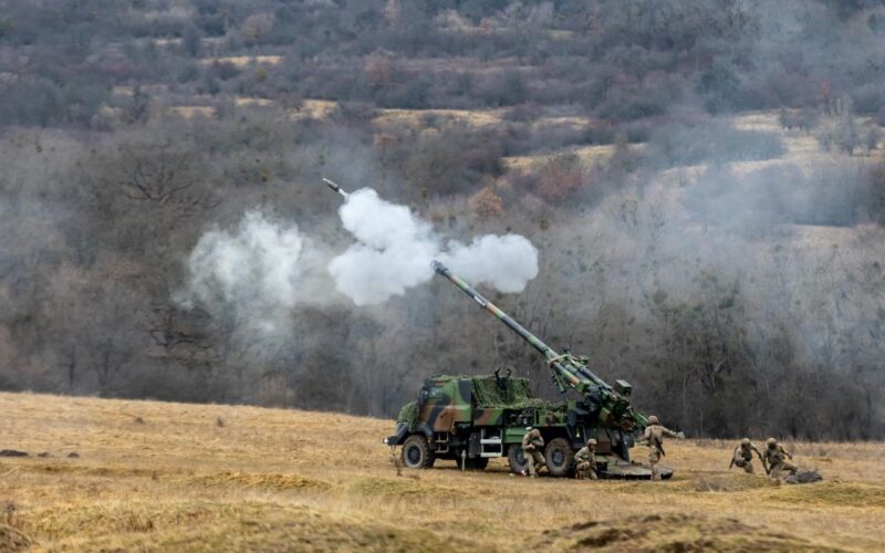 un obuzier autopropulsat caesar trage in timpul uneui exercitiu militar in romania