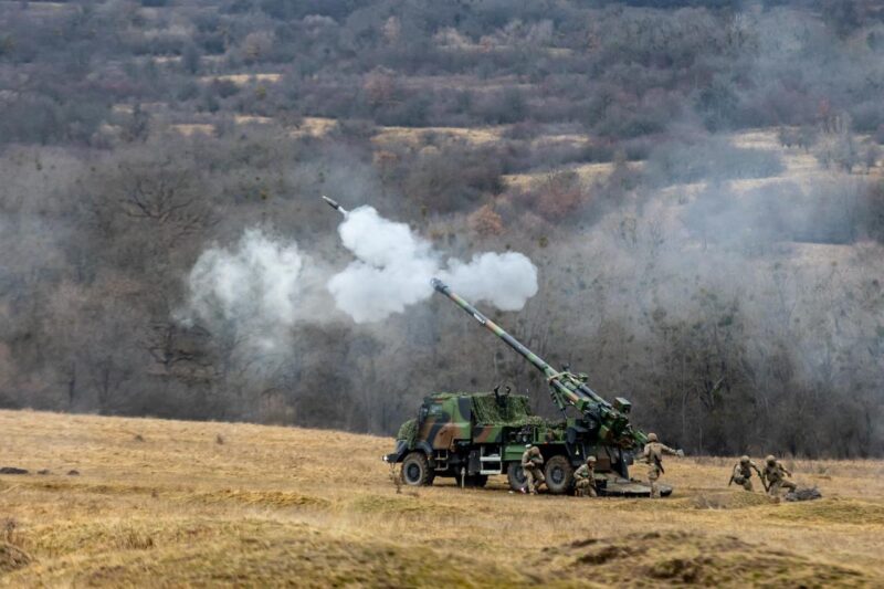 un obuzier autopropulsat caesar trage in timpul uneui exercitiu militar in romania
