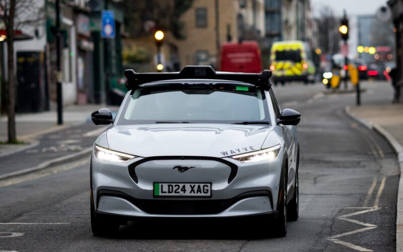 ford-mustang-wayve-conducere-autonoma