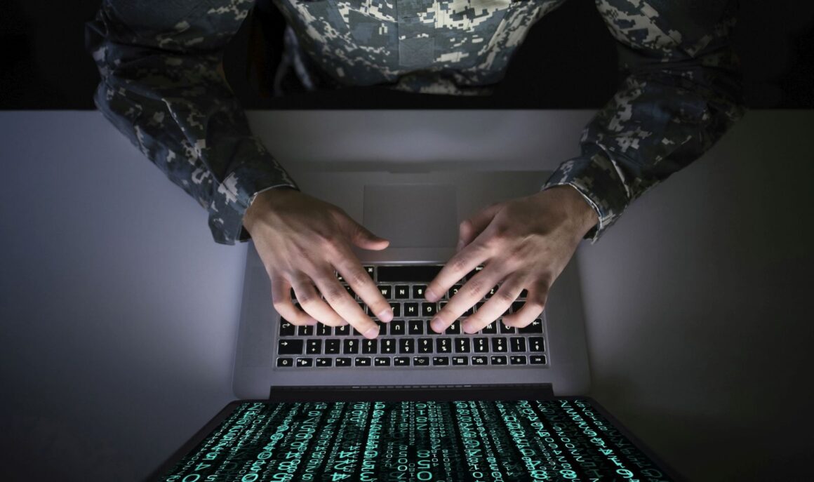 ilustratie militar care participa la razboiul hibrid