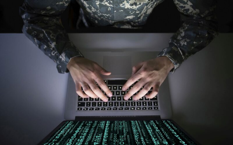 ilustratie militar care participa la razboiul hibrid