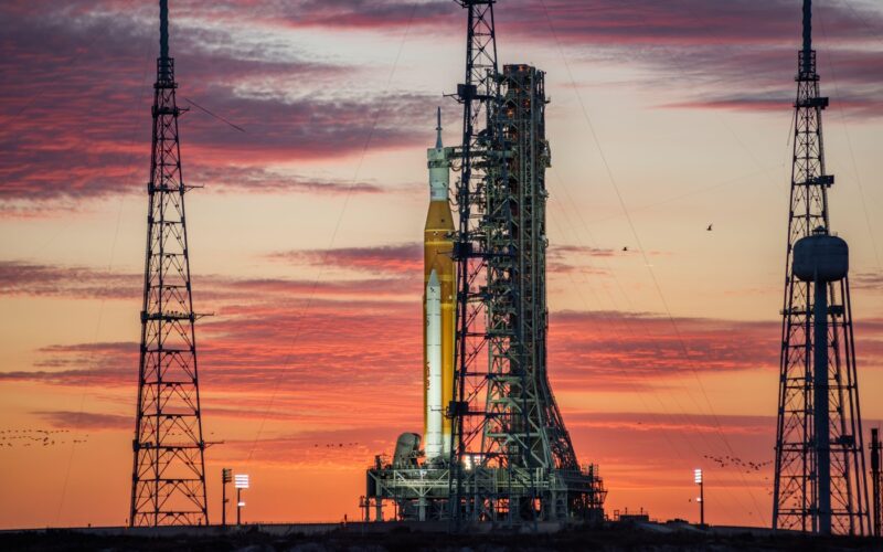 Rachetă SLS pregătită pentru misiunea Artemis 2
