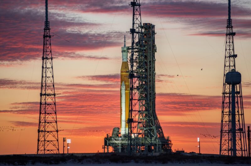 Rachetă SLS pregătită pentru misiunea Artemis 2