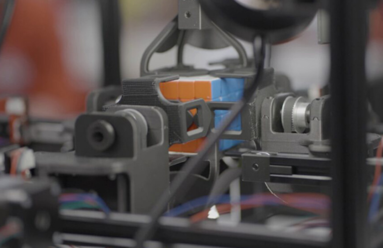 Robot care rezolvă un cub Rubik