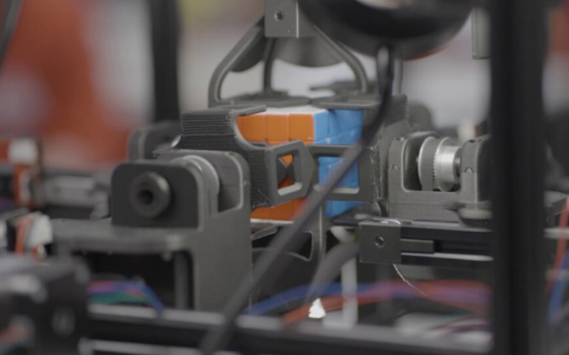 Robot care rezolvă un cub Rubik