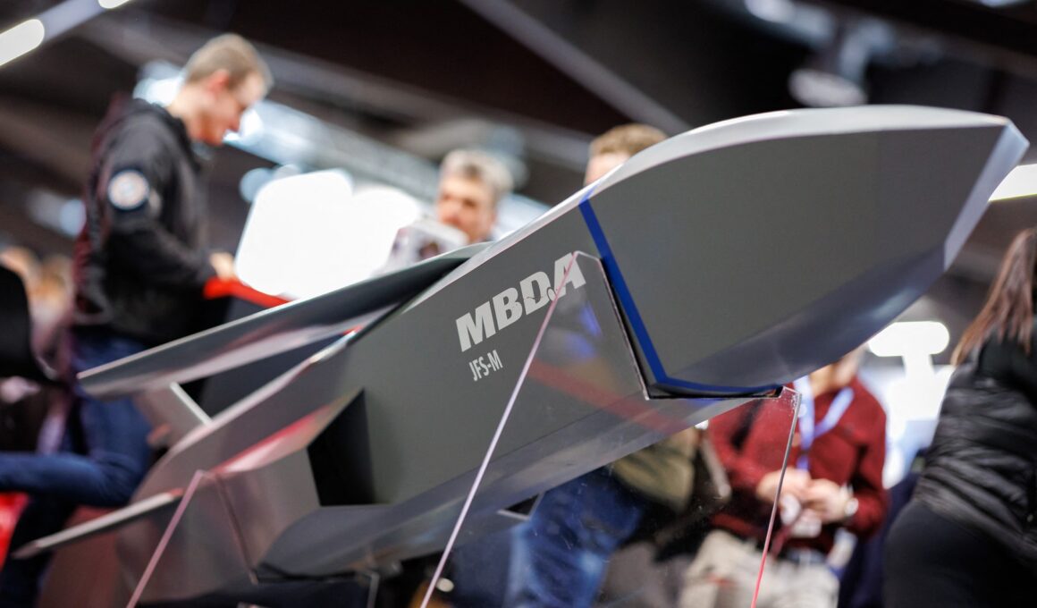 macheta de racheta mbda la o expozitie militara