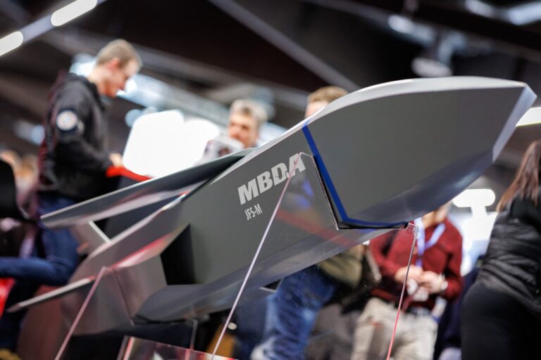 macheta de racheta mbda la o expozitie militara