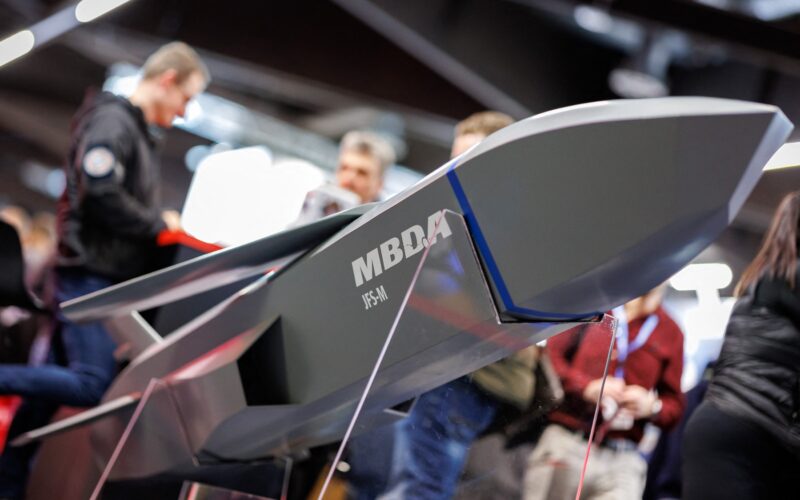 macheta de racheta mbda la o expozitie militara